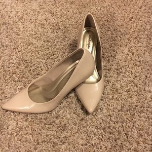 Nude pumps